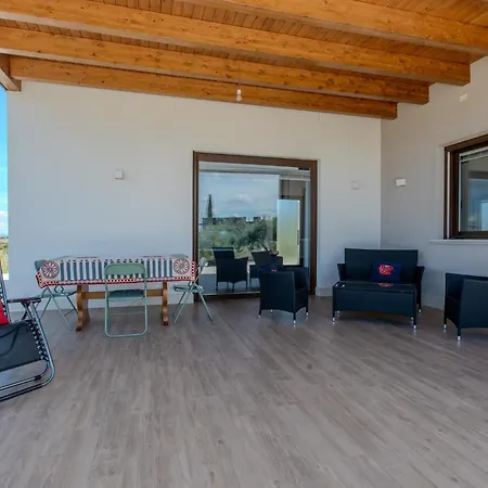 Ginevra Villa *